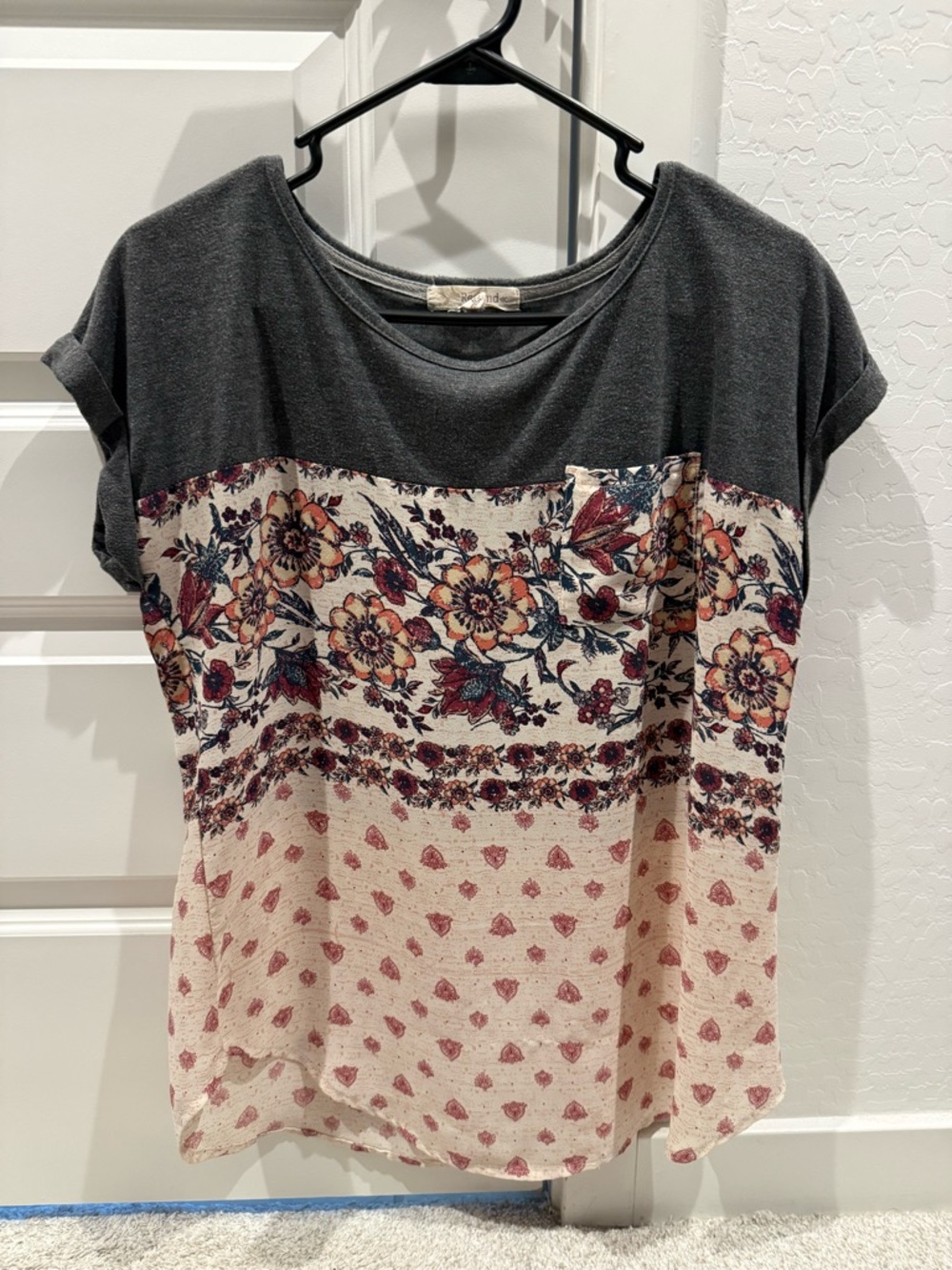 Rewind Two-Tone Floral Short Sleeve Top in Gray and Cream